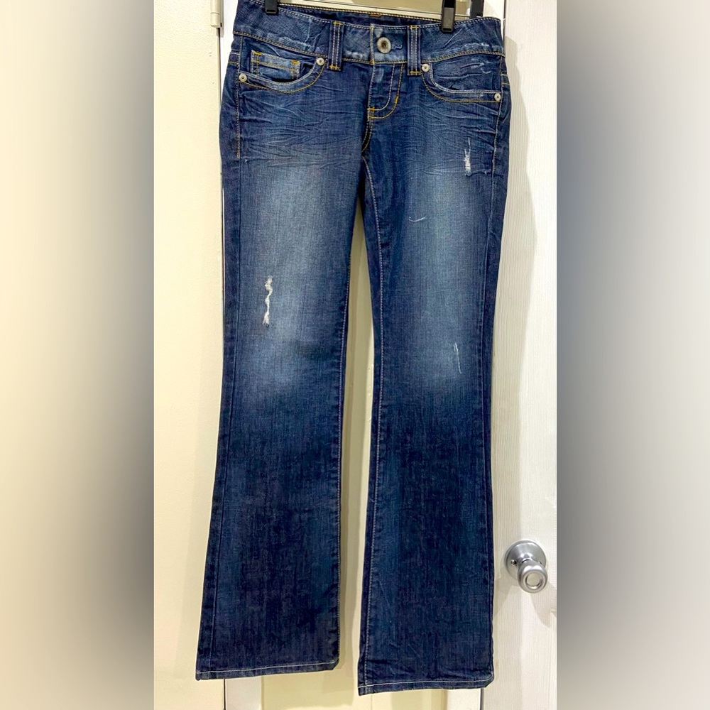 Guess Jeans  {8” Bottom Boot Cut}. {27 Waist Size 4}, {Inseam 31.5”}, {Rise 7”}